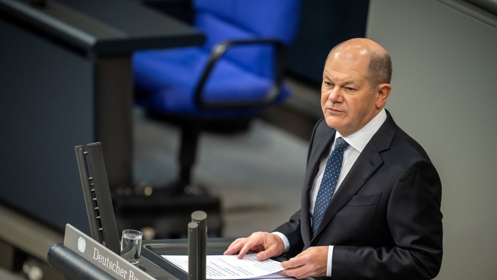 Bundeskanzler Olaf Scholz (SPD) spricht bei einer Regierungserklärung zur Haushaltslage im Bundestag