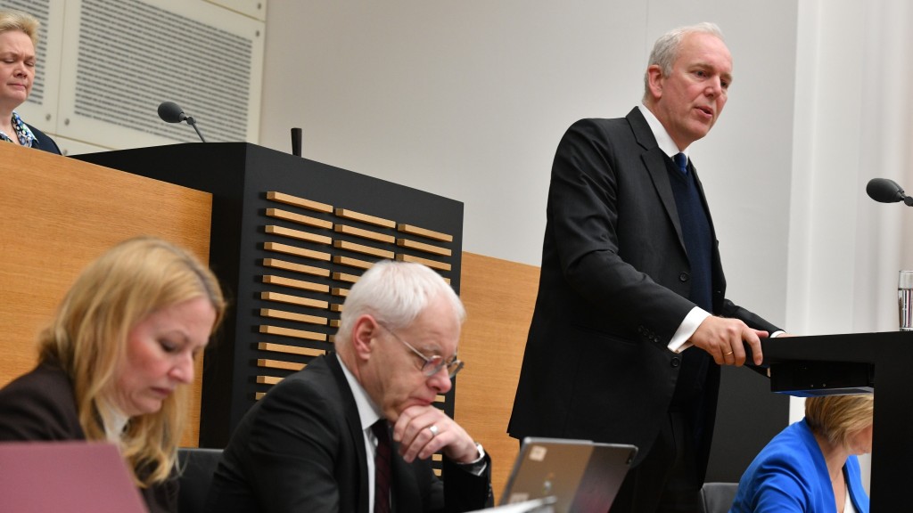 Saar-Finanzminister Jacob von Weizsäcker am Redepult, im Vordergrund Wirtschaftsminister Jürgen Barke