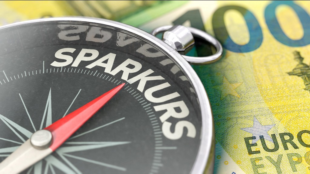 Kompass mit Sparkurs und Eurobanknote im Hintergrund