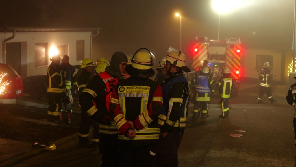Foto: Feuerwehrleute im Einsatz in Spiesen-Elversberg