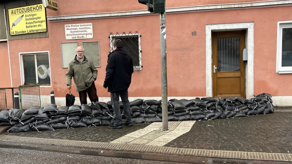 Sandsäcke sind vor einen Haus in Ottweiler gestapelt