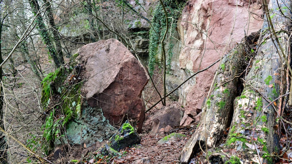Im unteren Felsenweg in Saarbrücken hat sich ein Teil der Felswand gelöst, ein großer Stein droht abzurutschen