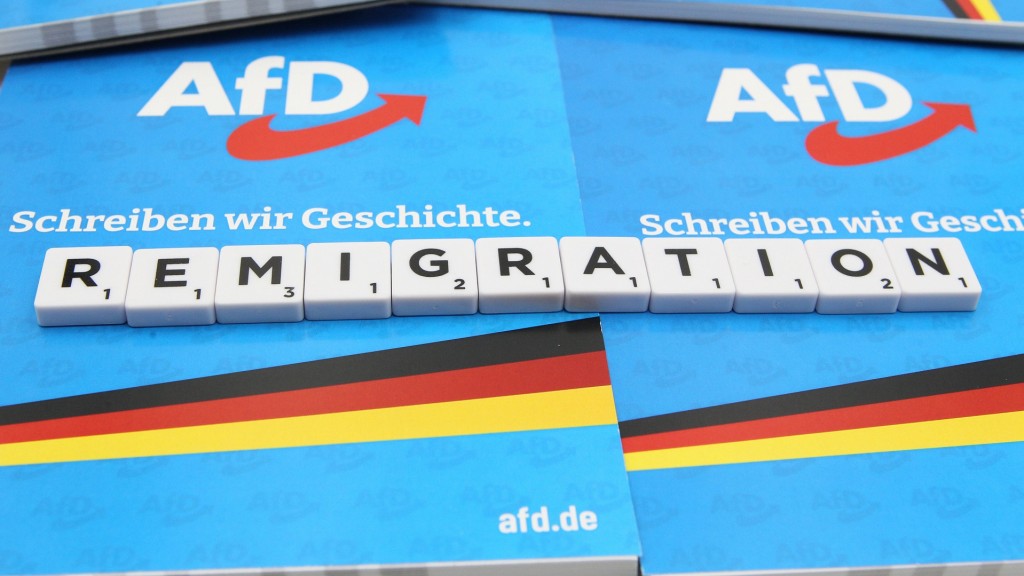 Auf Schreibblöcken der Partei Alternative für Deutschland (AfD) steht in Scrabble-Steinen der Begriff Remigration. Symbolbild/Symbolfoto