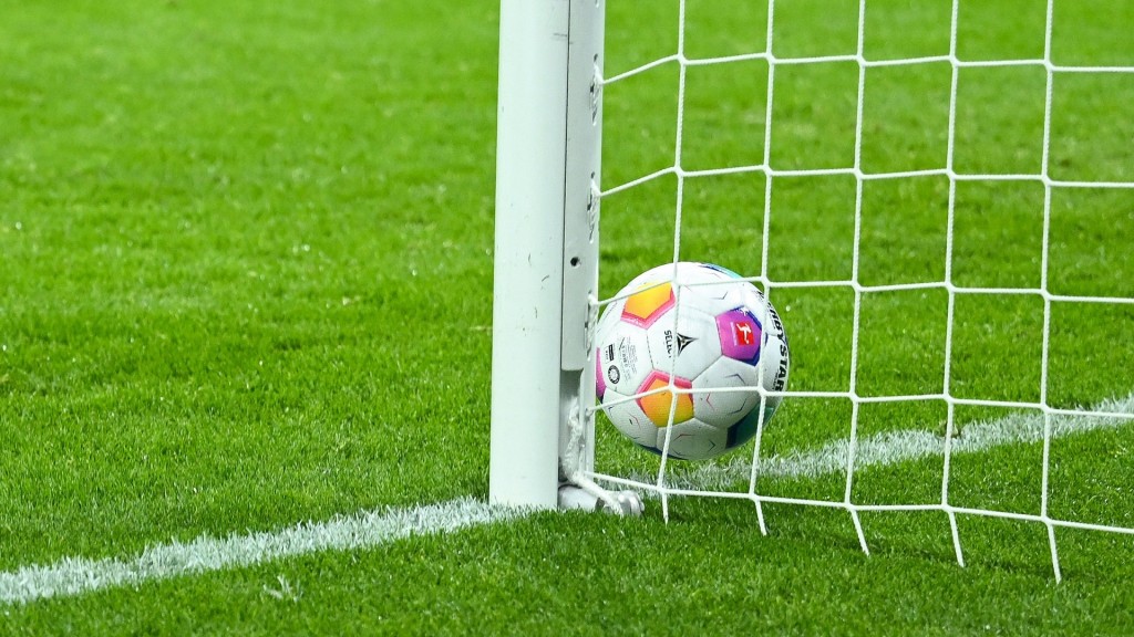 Ein Fußball liegt im Tor