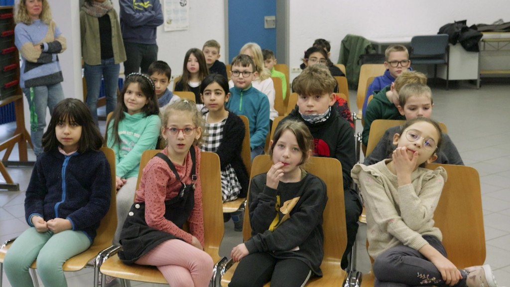 Foto: Einige Drittklässler einer Wadgasser Grundschule sitzen an ihren Plätzen.