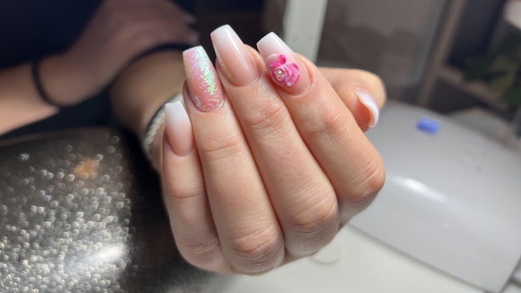 Nageldesign mit einer 3D-Blume