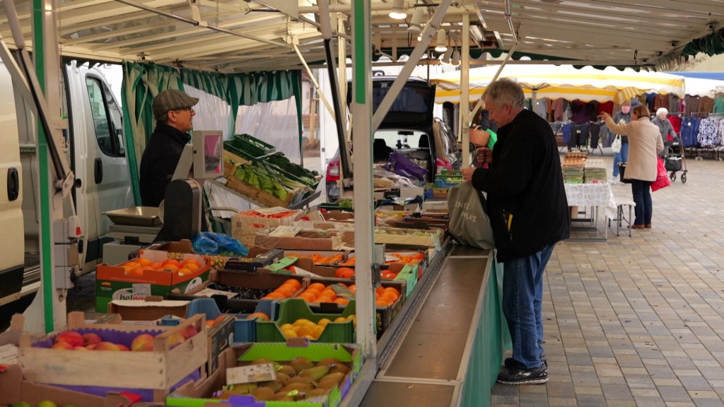 Foto: Mann steht vor Gemüsestand