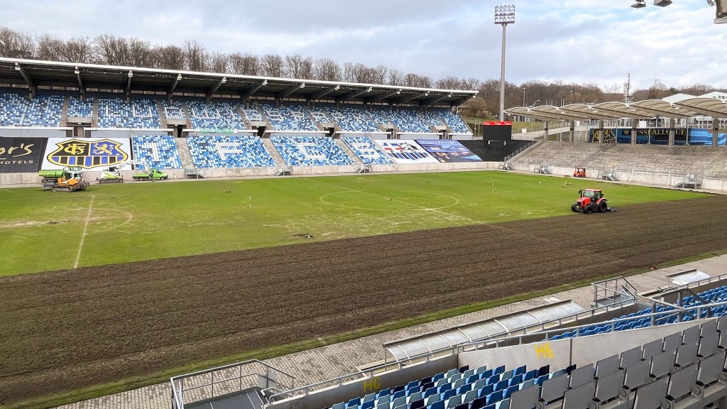 Bauarbeiten am Rasen im Ludwigsparkstadion