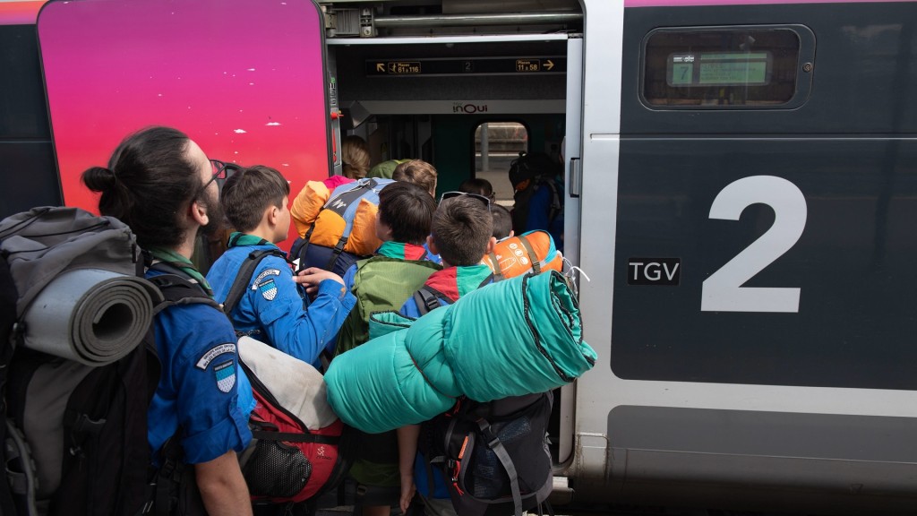 Menschen steigen in einen Zug von SNCF ein. 