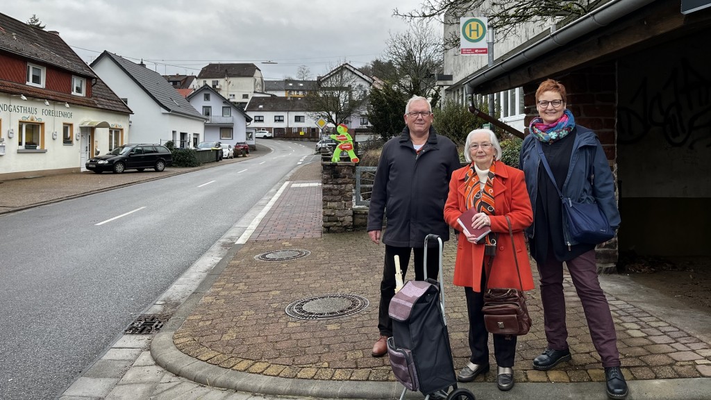 Rentnerin Isolde Weyand mit Manfred Feetzki (Ortsvorsteher Waldhölzbach) und  Astrid Härtel (Gemeinde Losheim)