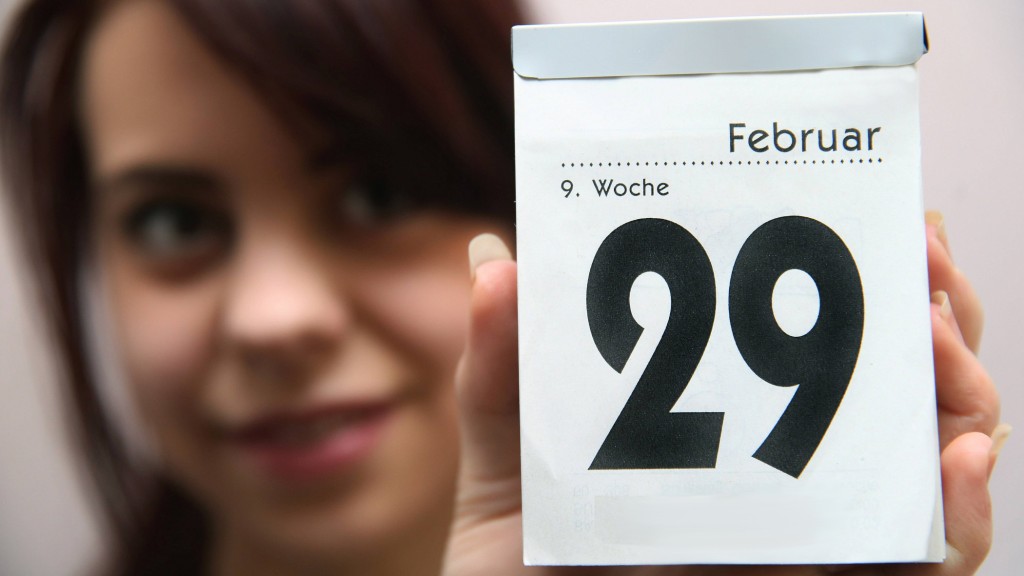 Frau mit Kalenderblatt 29. Februar