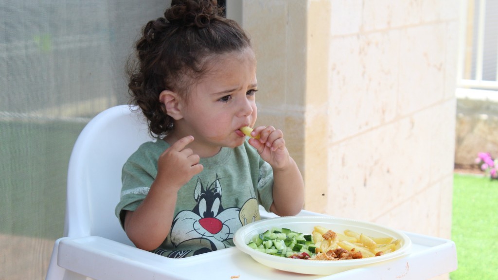 Kind isst ein Kinderteller