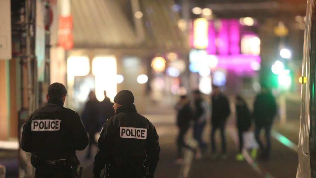 Einsatzkräfte in der Straßburger Innenstadt, nachdem Schüsse gefallen sind.