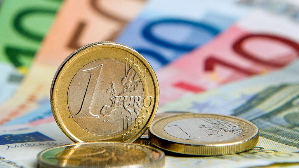 Foto: Euro-Banknoten und Euromünzen