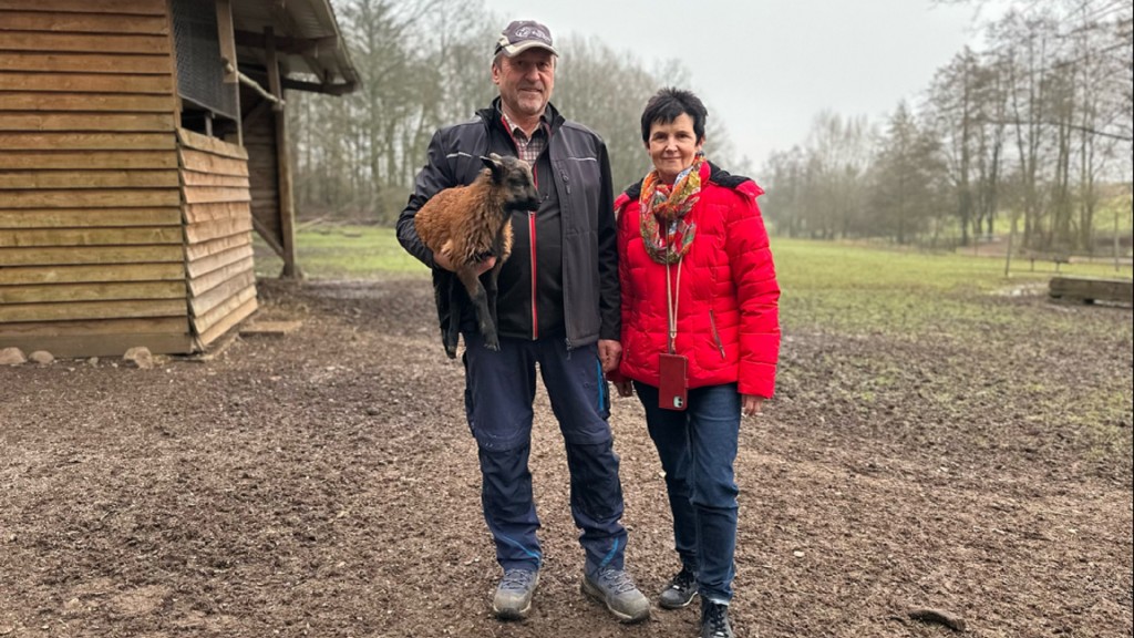 Klaus und Anita Klein mit Lämmchen