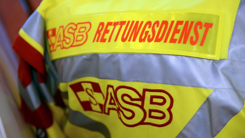 Das Logo des Arbeiter-Samariter-Bundes (ASB) auf einer Jacke des Rettungdienstes