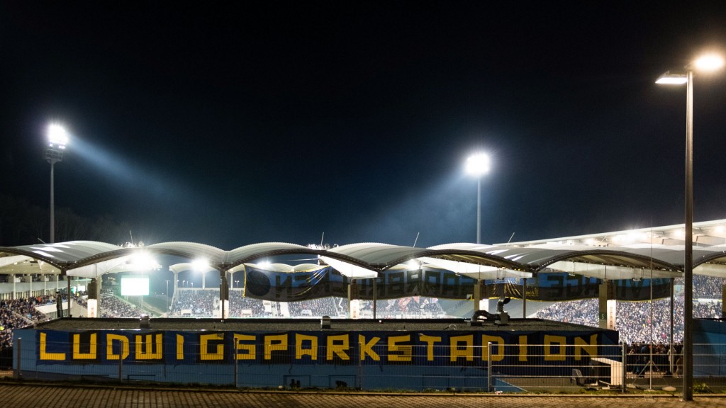 Das saarbrücker Ludwigsparkstadion während eines Flutlichtspiels