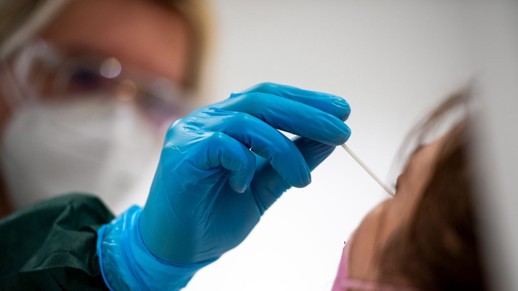 Eine Frau wird in einem Testzentrum auf das Coronavirus getestet