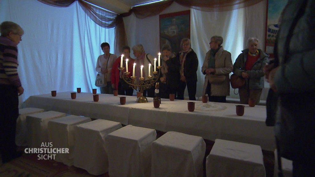 Foto: Menschen bei einem Gottesdienst