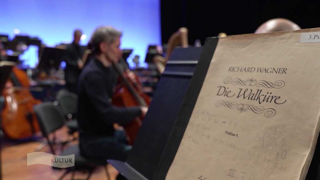 Foto: Noten und Orchester im Hintergrund