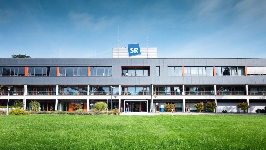 Das Hörfunkgebäude mit dem SR-Logo