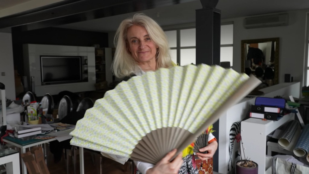 Foto: Fächermacherin mit ihren Produkten