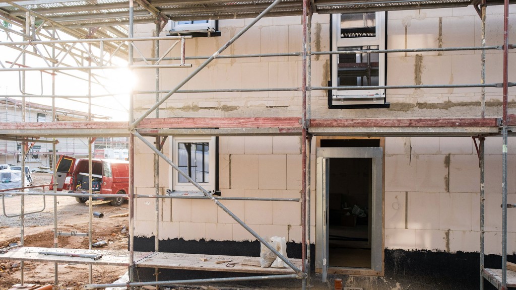 Foto: Gerüst vor einem Neubau eines gedämmten Einfamilienhauses