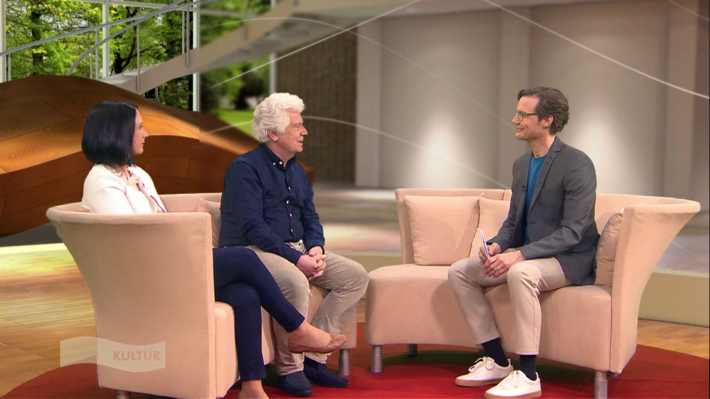 Foto: Jochen Erdmenger im Interview mit Studiogästen