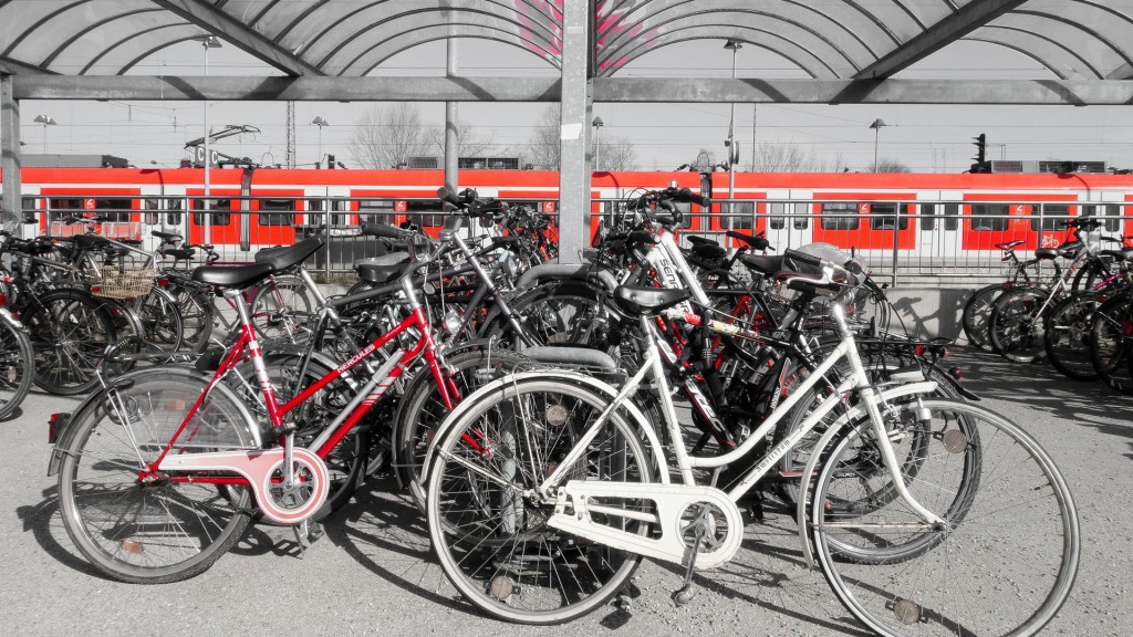Fahrräder an einem Bahnhof
