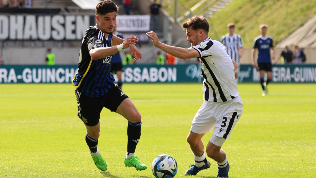 Foto: Amine Naifi (1. FC Saarbruecken) und Christoph Ehlich (SV Sandhausen) kämpfen im Ludwigsparkstadion um den Ball.