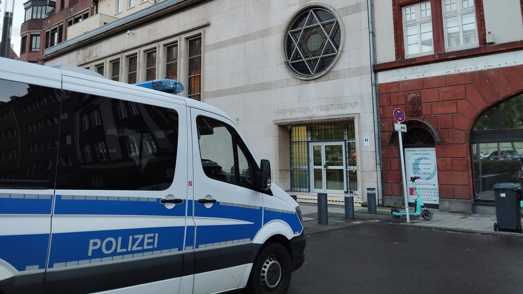 Ein Polizeiauto steht vor der Synagoge in Saarbrücken