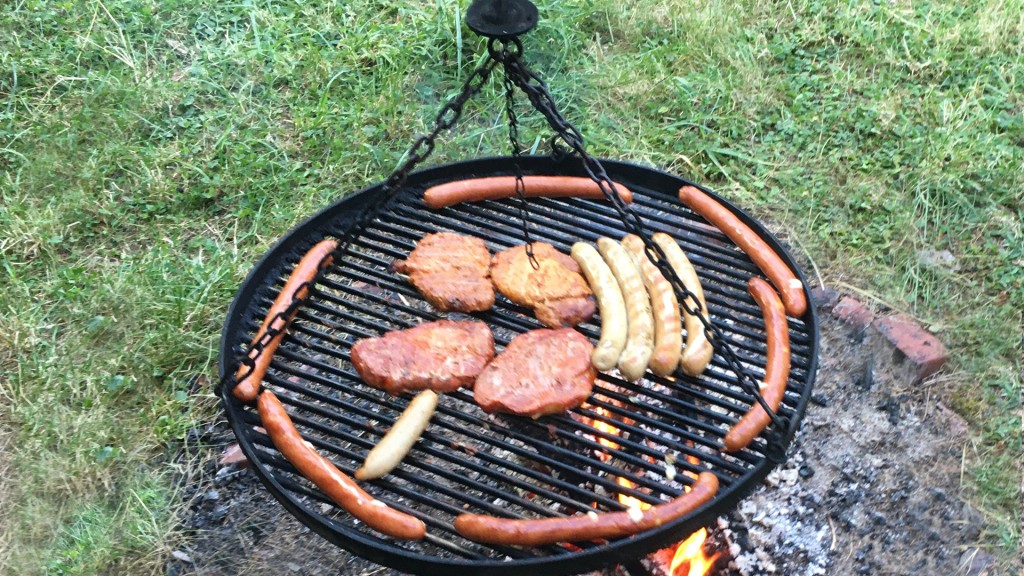 Schwenker und Würstchen auf dem Grill