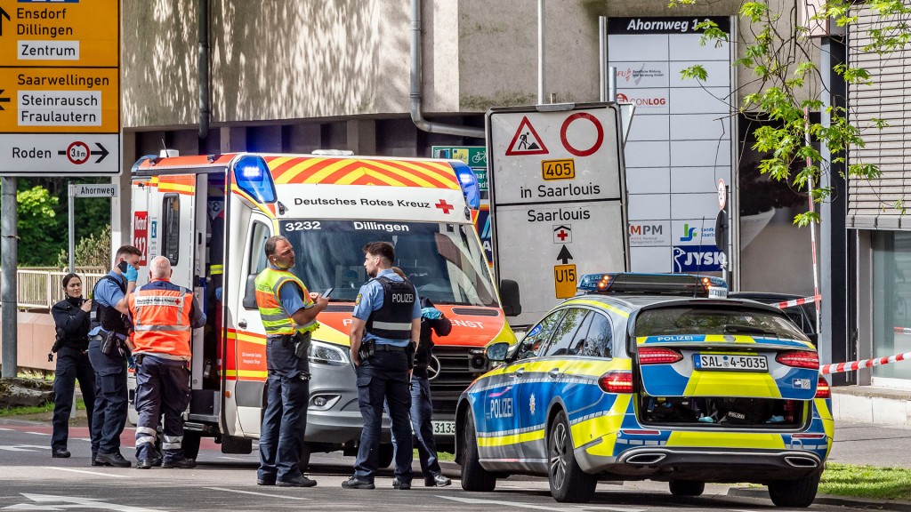 Polizei und Rettungsdienst bei einem Einsatz nach dem Schuss auf einen mutmaßlichen Messerangriff in Saarlouis Roden