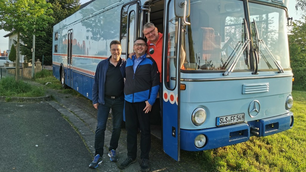 Uwe Bungert, Paul Ziegler und Andi Szdzuy vor ihrem EM-Bus