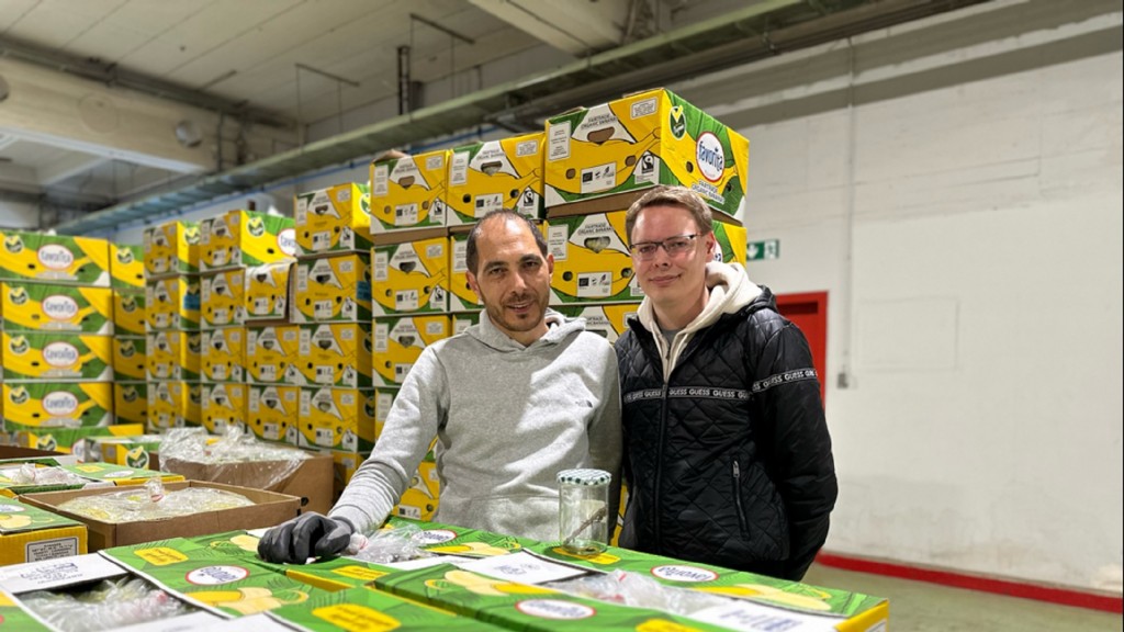 Johannes Himbert und Deniz Bolluk vor Bananenkisten