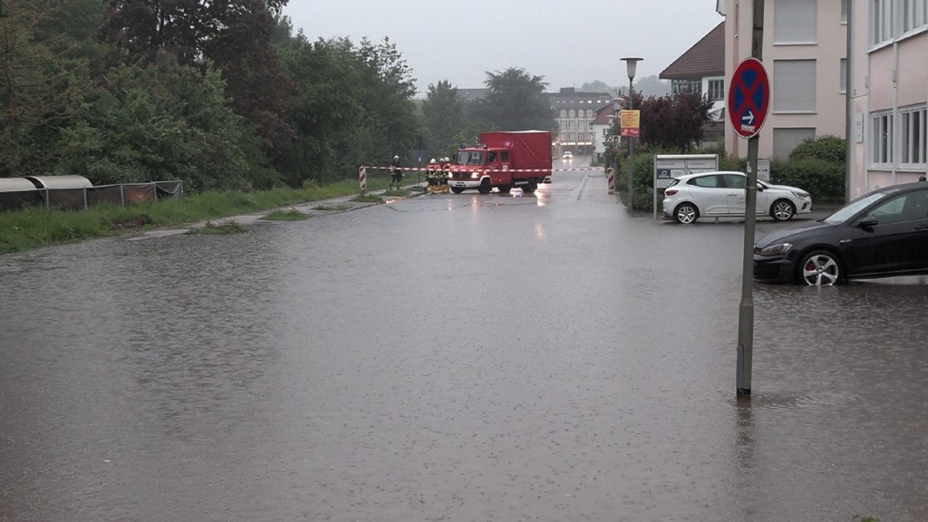 Die Feuerwehr hat in St. Wendel eine überflutete Straße abgesperrt. 