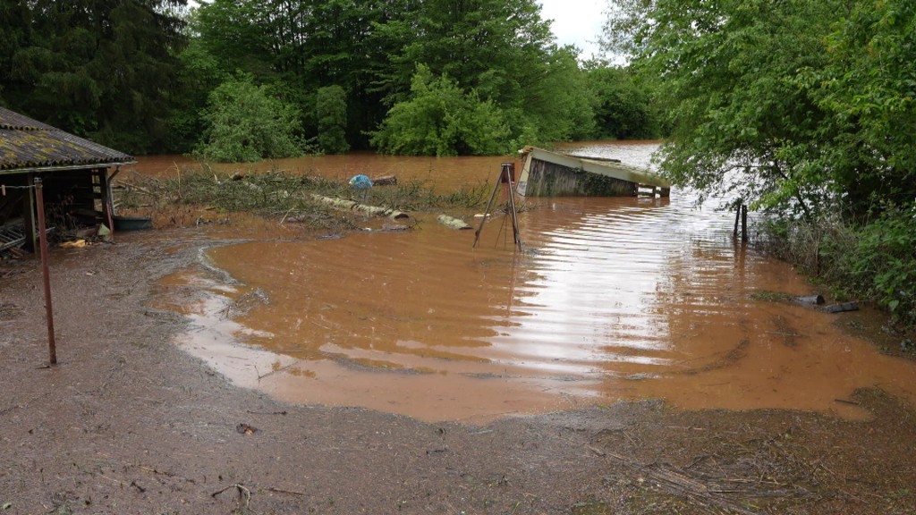 Foto: Riesige Wasserlache in Walpershofen 