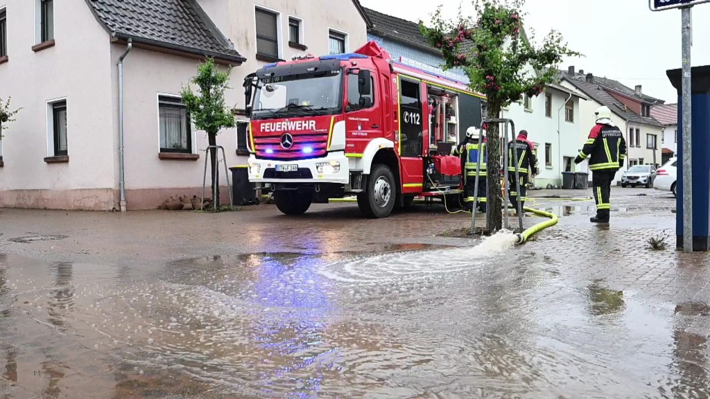 Foto: Feuerwehr pumpt Wasser in Ottweiler ab