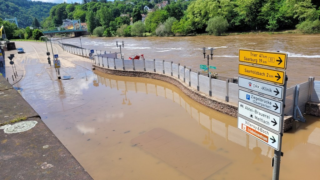Foto: Mettlacher Kreisverkehr nach dem Hochwasser