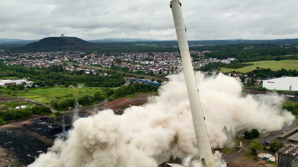 Foto: Sprengung des Kraftwerks Ensdorf