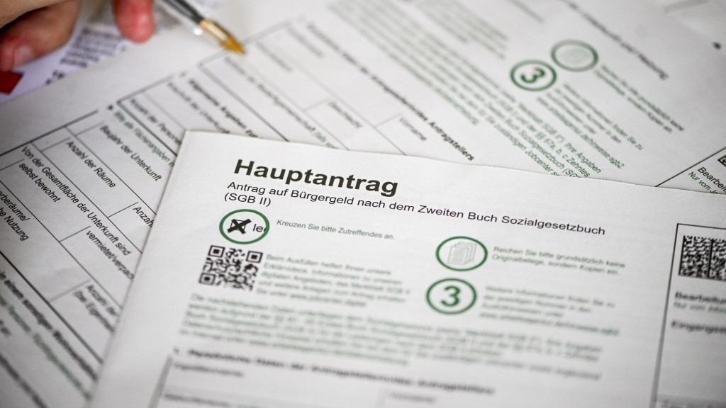 In einem Jobcenter liegt ein Antrag auf Bürgergeld.