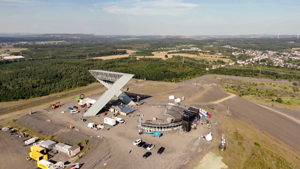 Foto: Die Aufbauarbeiten am Saarpolygon aus der Luftperspektive