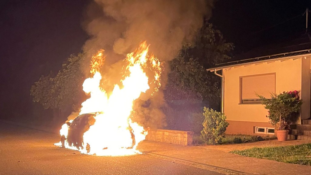 Ein Elektroauto in Vollbrand