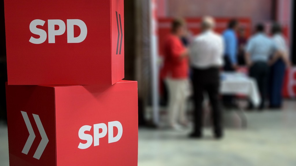 Foto: Rote Papwürfel mit dem SPD-Logo bei einer Parteiveranstaltung