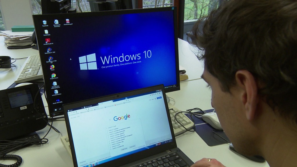 Foto: Mann vor Display mit Windows 10