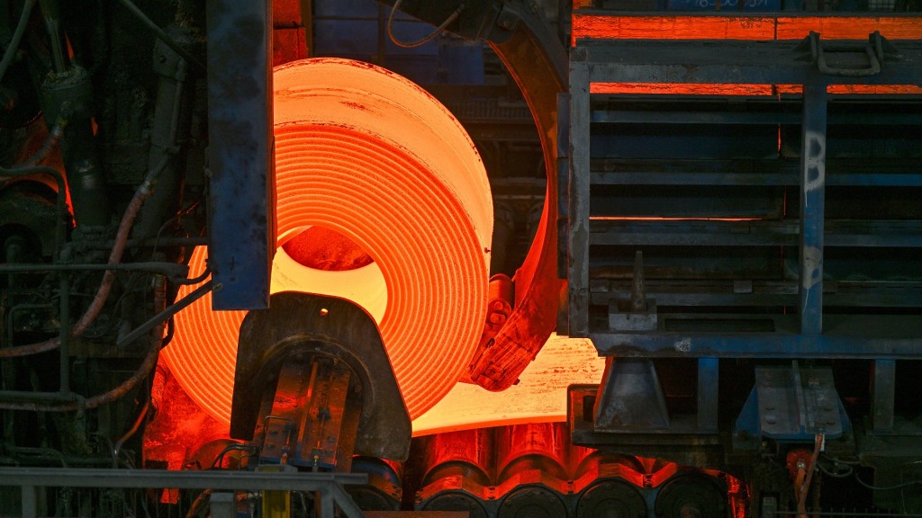 Foto: Glühender Flachstahl wird zu einem Coil im Warmwalzwerk aufgewickelt.