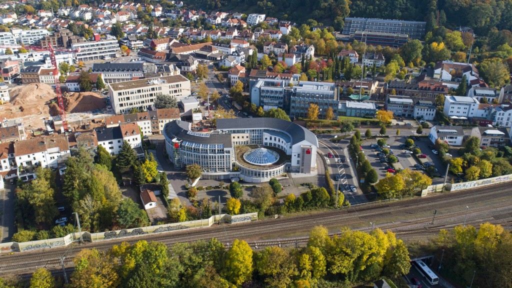 Luftaufnahme von Merzig in Blickrichtung von der Stadthalle in die Innenstadt. 