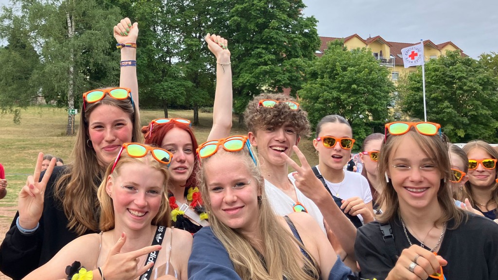Schülerinnen und Schüler auf der Festival Wiese