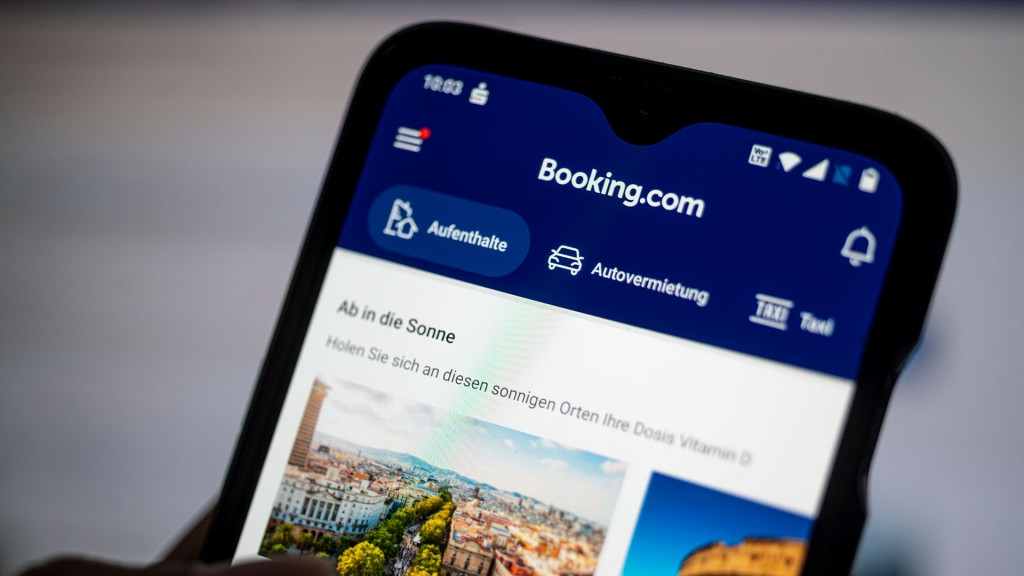 Foto: Auf einem Smartphone ist die App des Reiseportals Booking.com zu sehen