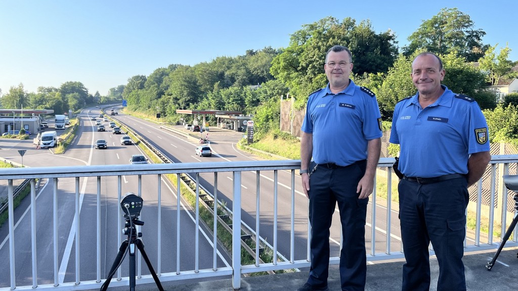 Polizei auf einer Autobahnbrücke bei der Abstandskontrolle